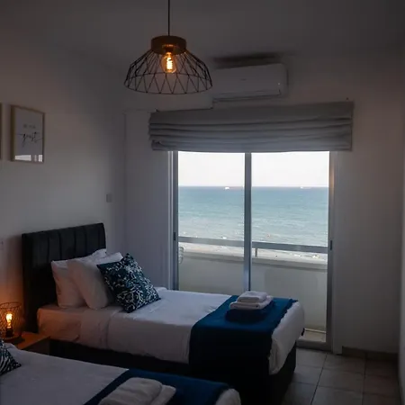 Quattro Beachfront Sea View Ap 53 라르나카