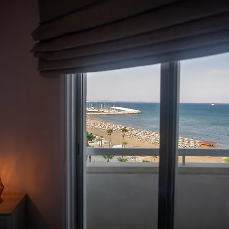 Quattro Beachfront Sea View Ap 53 לרנקה